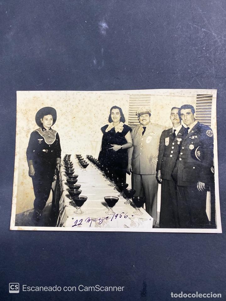 Militaria: FOTOGRAFIA. CUBA. POLICIA BATISTA. VISITA DEL JEFE DE LA POLICIA DE GUAIMARO AL CUARTEL COMEDOR. VER