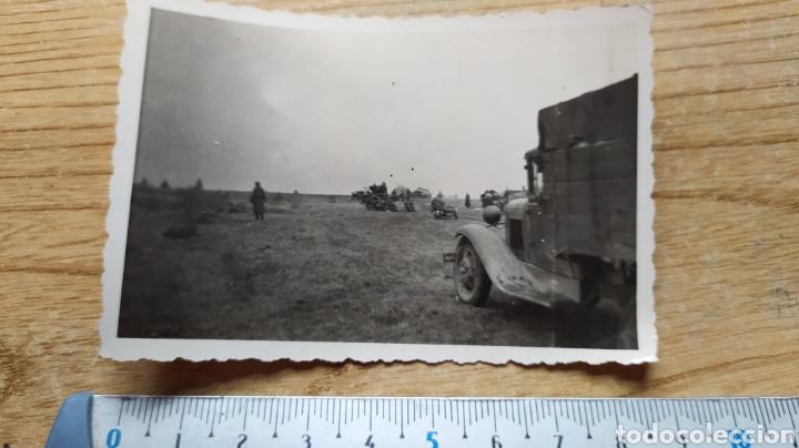 Militaria: Fotograf&iacute;a segunda guerra mundial - camiones, motos y tanques en campo abierto