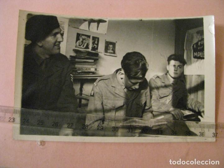 Militaria: FOTO DE MILITARES BRIT&Aacute;NICOS. 13,5X9 CM. A&Ntilde;OS 50. FOTOGRAF&Iacute;A DONALD G. COWLEY.