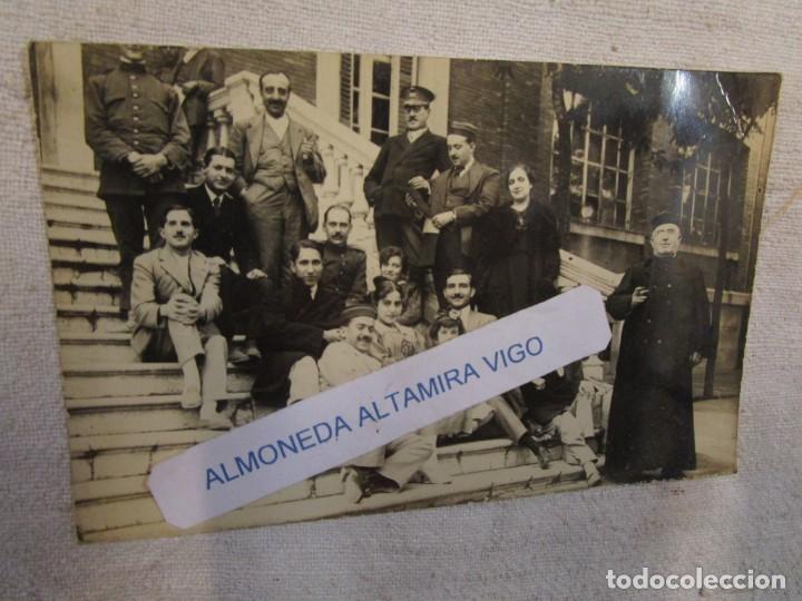 Militaria: FOTO FORMATO POSTAL EPOCA ALFONSO XII HACIA 1917, CURA OFICIAL INFANTERIA Y OTRO DE TROPA S/C + INFO