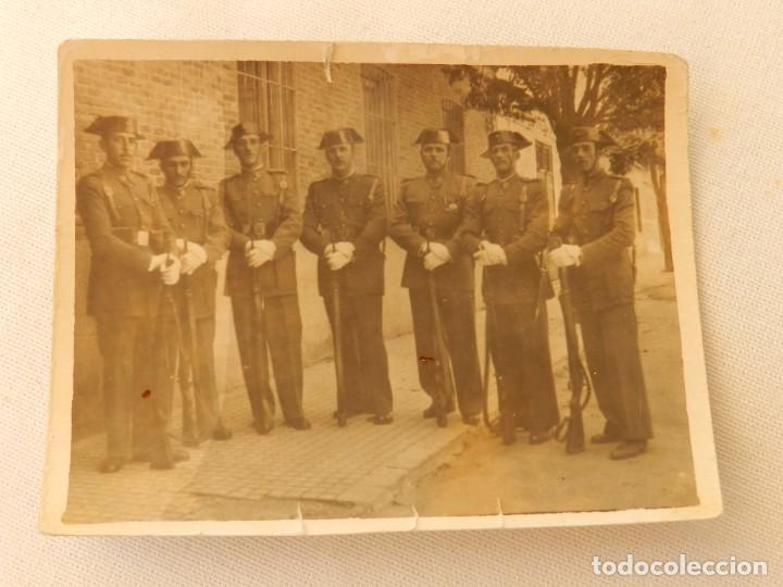 Militaria: FOTOGRAFIA DE GUARDIAS CIVILES EN EL CUARTEL DE LA CONCEPCION, EL 12 DE OCTUBRE DE 1947, FIESTA DEL