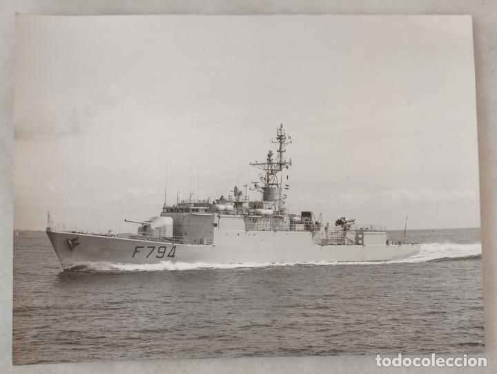 Militaria: Fotograf&iacute;a Militar - Buque F-794 de bandera Francesa. Tama&ntilde;o 24 x 18 cm.