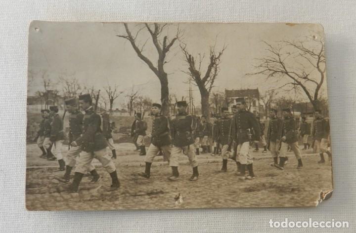 Militaria: Fotograf&iacute;a de soldados del ej&eacute;rcito espa&ntilde;ol. Regimiento infanter&iacute;a 38. Mide 10 x 8 cms.