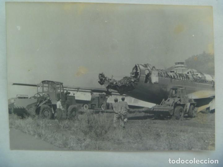 Militaria: FOTO DE MILITARES Y UN AVION ESTRELLADO , SE VEN PALAS EXCAVADORAS, ETC. ACCIDENTE AVIACION