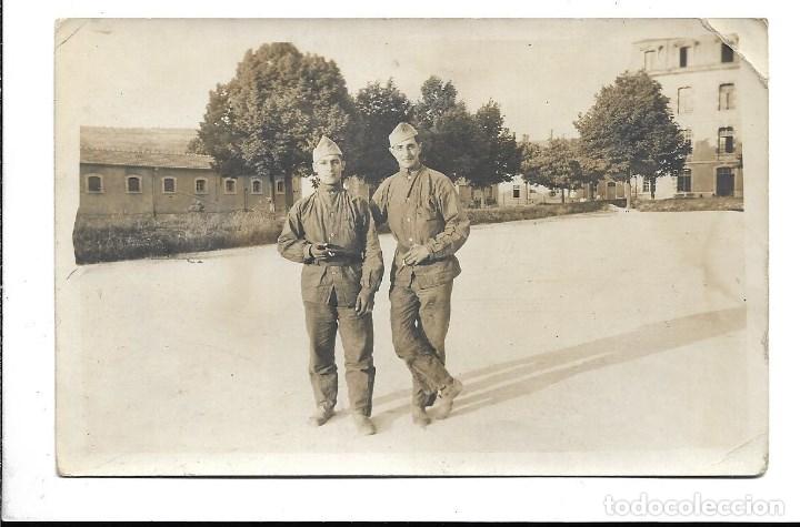 Militaria: BONITA FOTOGRAFIA ANTIGUA DE - DOS MILITARES EN EL CAMPAMENTO -
