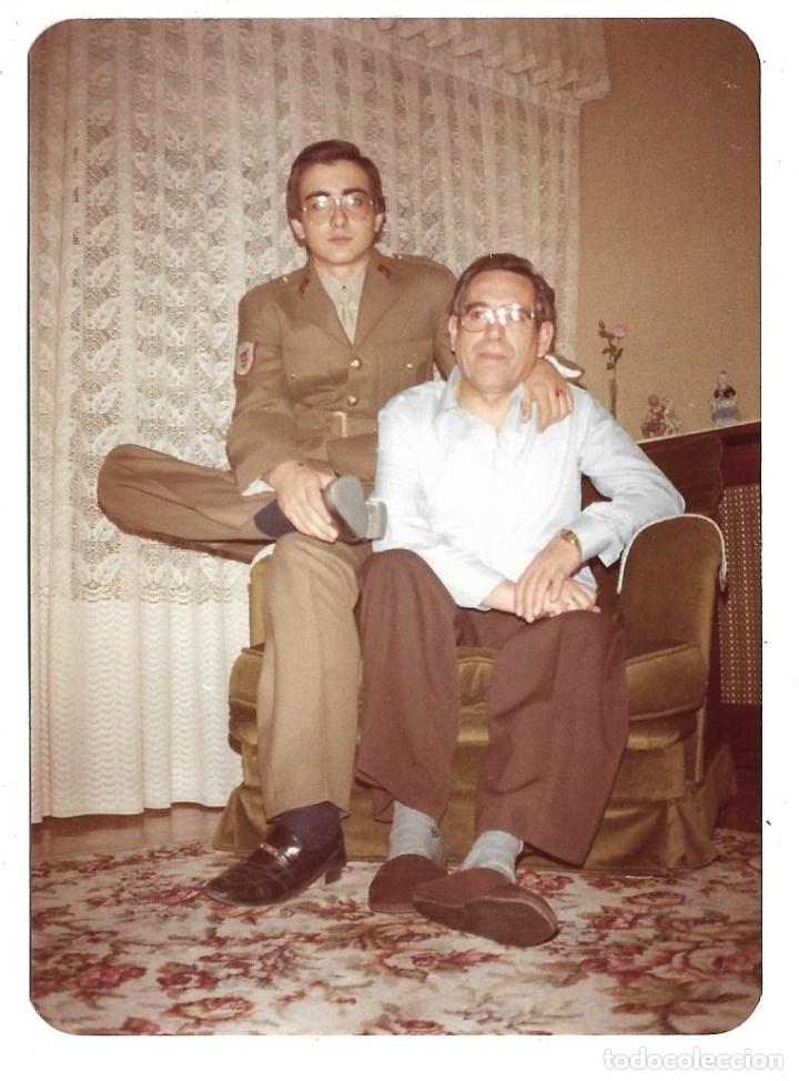 Militaria: 2 FOTOGRAFIAS ANTIGUA DE - UN MILITAR EN CASA - FOTO -- - - - -
