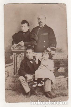 Militaria: Fotograf&iacute;a militar con su familia. No figura fot&oacute;grafo. 10,50 x 7 cm