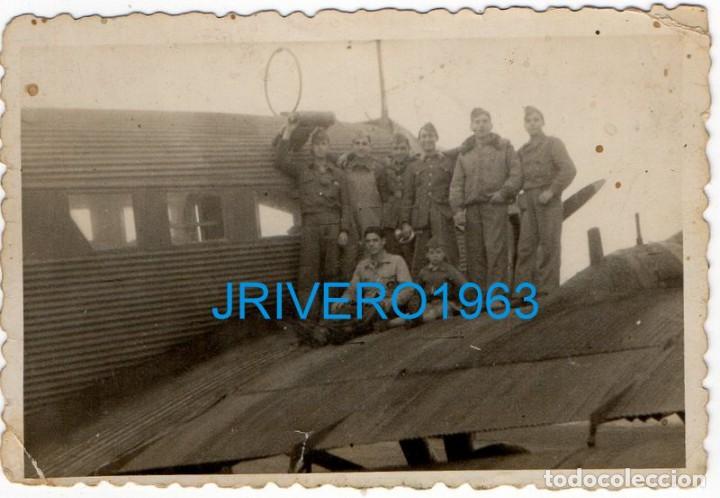 Militaria: ANTIGUA FOTOGRAFIA, SOLDADOS DE AVIACION MONTADOS EN EL ALA DE UN AVION, 85X60MM