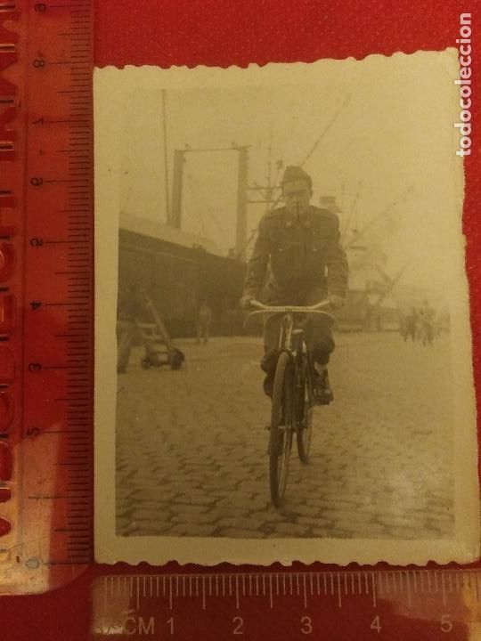 Militaria: Fotograf&iacute;a militar en Puerto montando bicicleta a&ntilde;os 50
