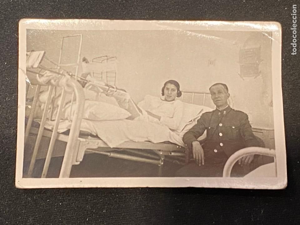 Militaria: foto militar en hospital con familiar hija convalesciente pierna rota 6x9cms