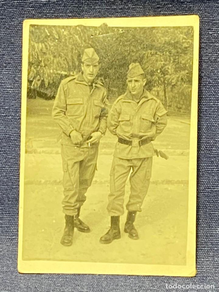 Militaria: foto dos militares posando cigarrillos a&ntilde;os 70 10,5x7cms