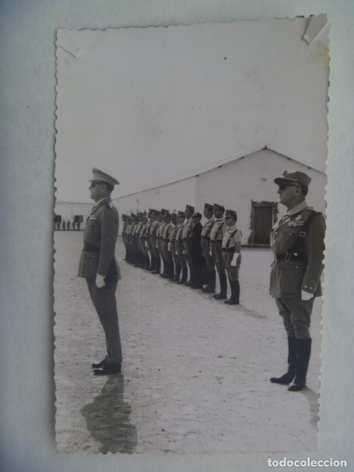 Militaria: LA LEGION : FOTO DE GENERAL Y OFICIALES, CORONEL MEDALLA MILITAR INDIVIDUAL