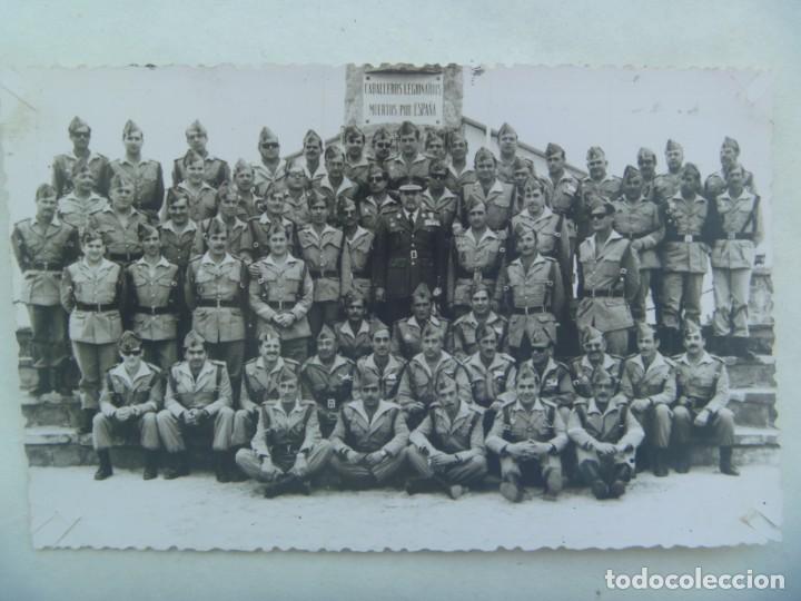 Militaria: LA LEGION : FOTO DE OFCIALES LEGIONARIOS CON GENERAL MEDALLA MILITAR INDIVIDUAL