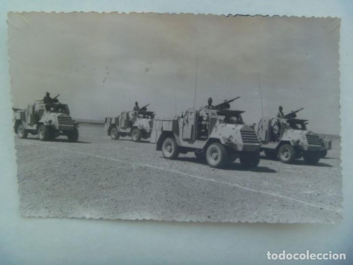 Militaria: LA LEGION : FOTO DE DESFILE DE VEHICULOS BLINDADOS LEGIONARIOS CON AMETRALLADORAS MONTADAS