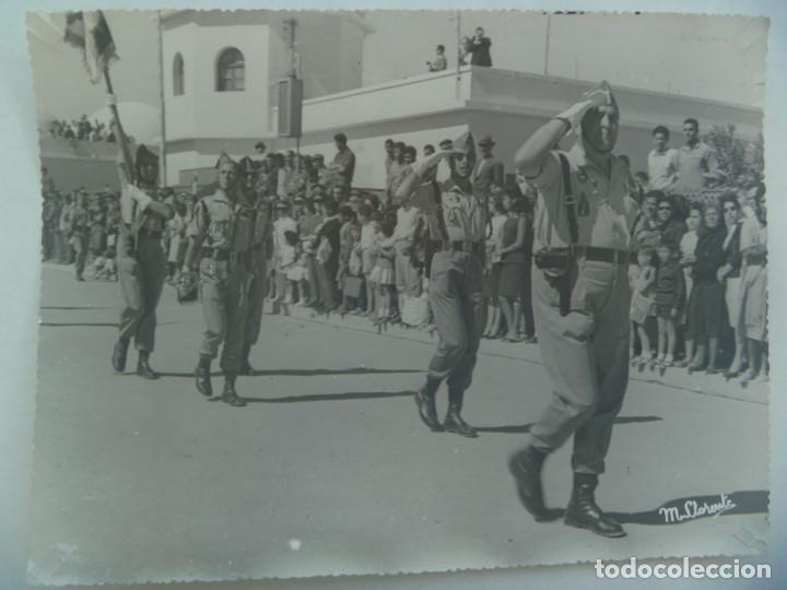 Militaria: LA LEGION: GRAN FOTO DESFILE LEGIONARIO, TENIENTE CORONEL MEDALLA MILITAR INDIVIDUAL. 17,5 X 23,5 CM