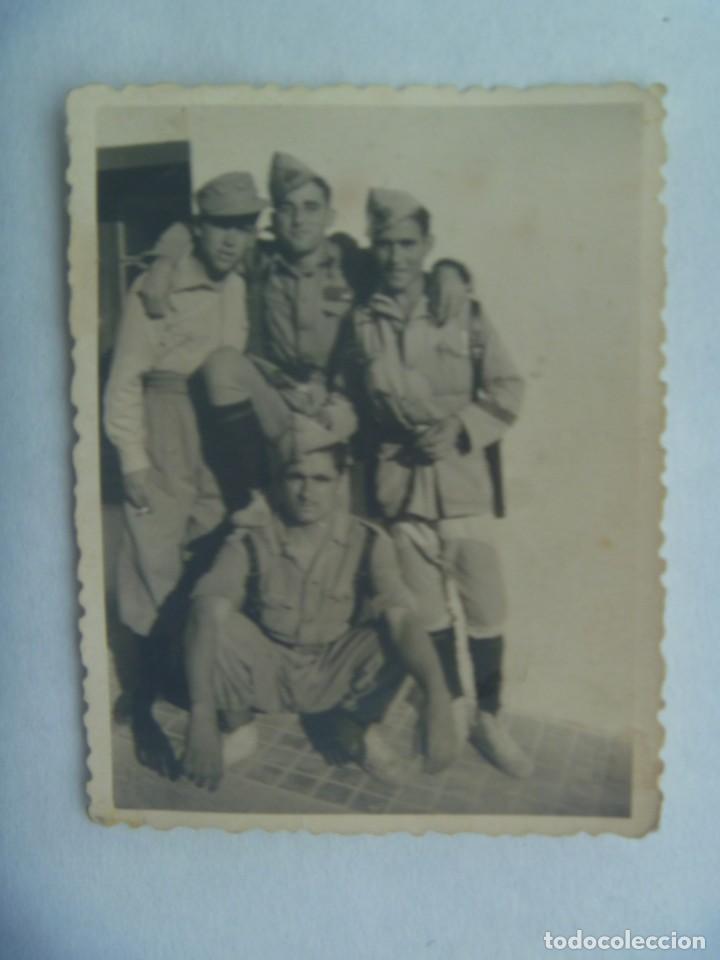 Militaria: PROTECTORADO : FOTO DE MILITARES DE REGULARES CON UNO DE LA LEGION . TETUAN