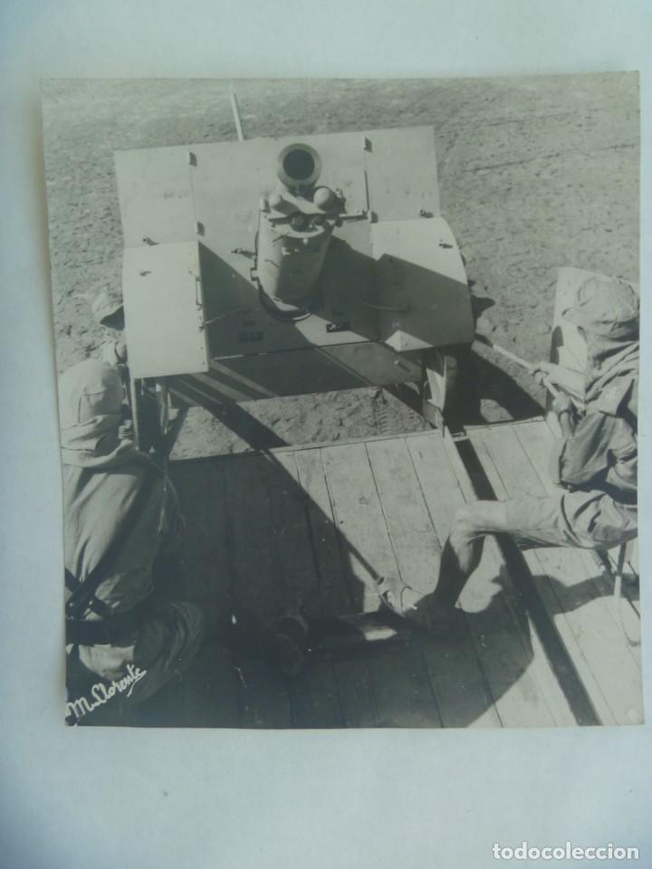 Militaria: LA LEGION : GRAN FOTO DE LEGIONARIOS SUBIENDO UN CA&Ntilde;ON A PULSO EN UN CAMION . 16,5 X 18 CM