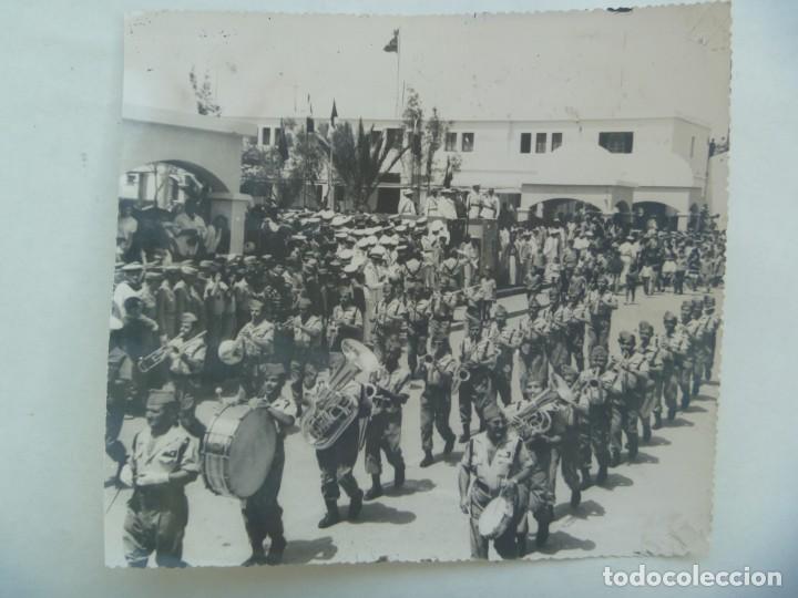 Militaria: LA LEGION: GRAN FOTO DESFILE DE LA VICTORIA, BANDA MUSICA LEGIONARIA. EL AAIUN, 1965..17,5 X 19,5 CM