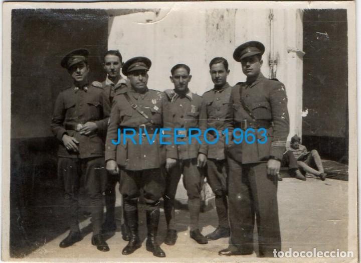 Militaria: ANTIGUA FOTOGRAFIA, MILITARES EN PATIO DE CUARTEL, 80X60MM