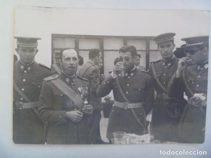 Militaria: FOTO DE GRUPO DE MILITARES DE ARTILLERIA CELEBRANDO SANTA BARBARA. COMANDANTE CONDECORADO
