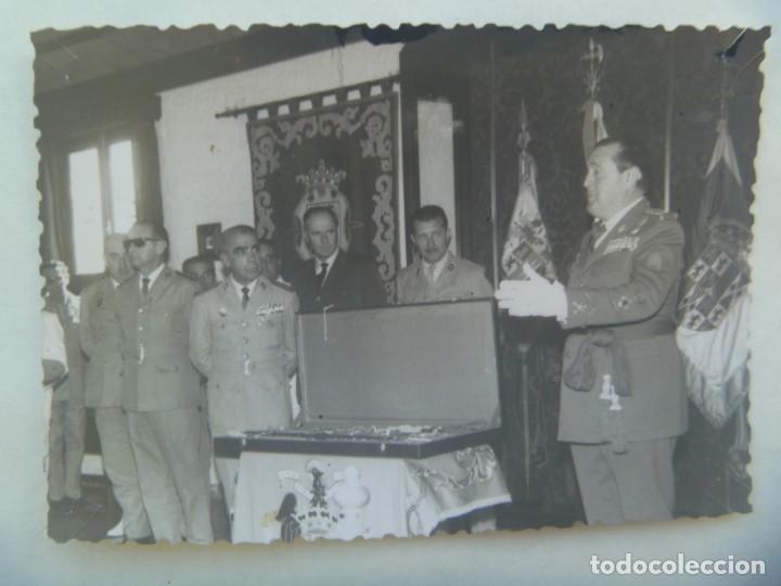 Militaria: FOTO DE ACTO MILITAR : GENERAL ZAMALLOA CON MEDALLA MILITAR INDIVIDUAL EN CUARTL DE LA LEGION