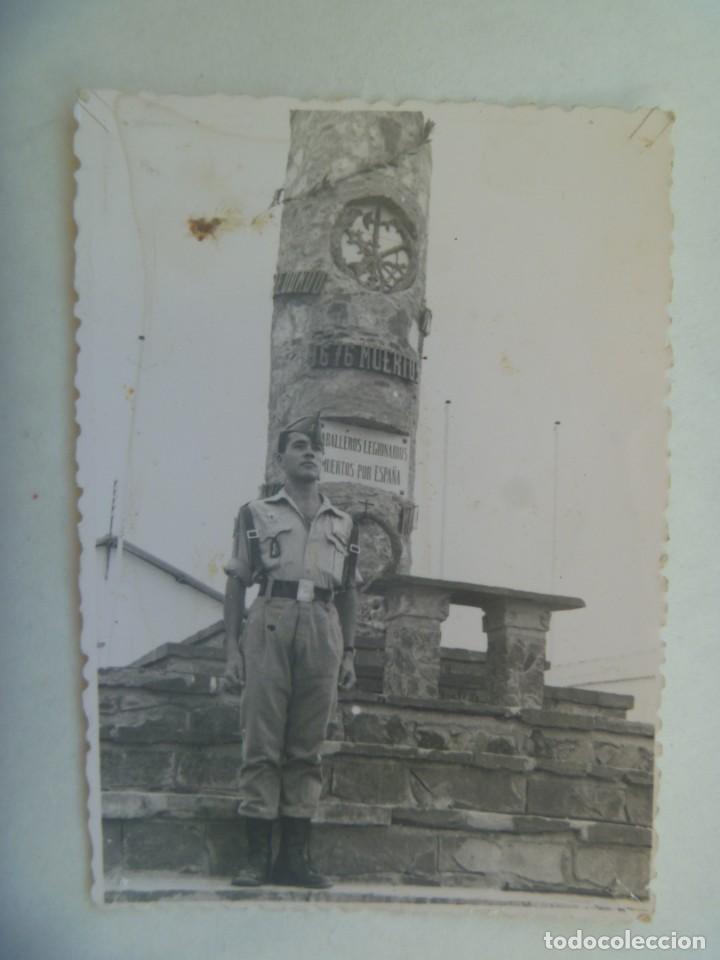 Militaria: LA LEGION : FOTO DE LEGIONARIO JUNTO A MONOLITO POR LOS CAIDOS. SAHARA