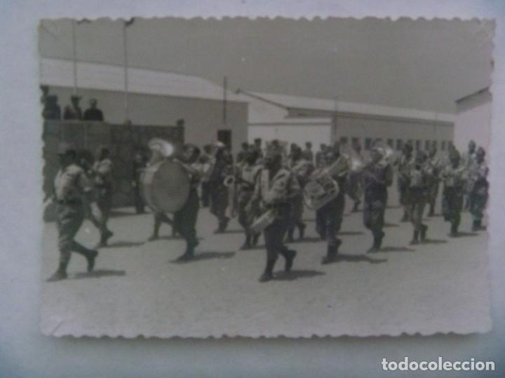 Militaria: LA LEGION : FOTO DE BANDA DE MUSICA LEGIONARIA. TRIBUNA CON OFICIALES, ETC . EL AAIUN, SAHARA