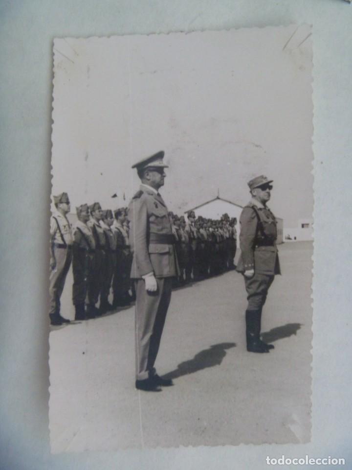 Militaria: LA LEGION : FOTO DE GENERAL Y FORMACION DE LEGIONARIOS CON SU OFICIAL
