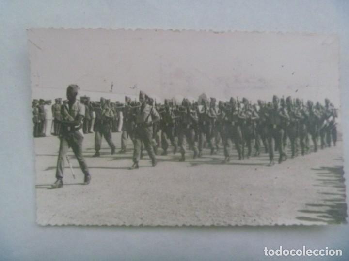 Militaria: LA LEGION : FOTO DE LEGIONARIOS DESFILANDO, CORNETAS Y TAMBORES, NEGRO AL FRENTE CON LA PORRA