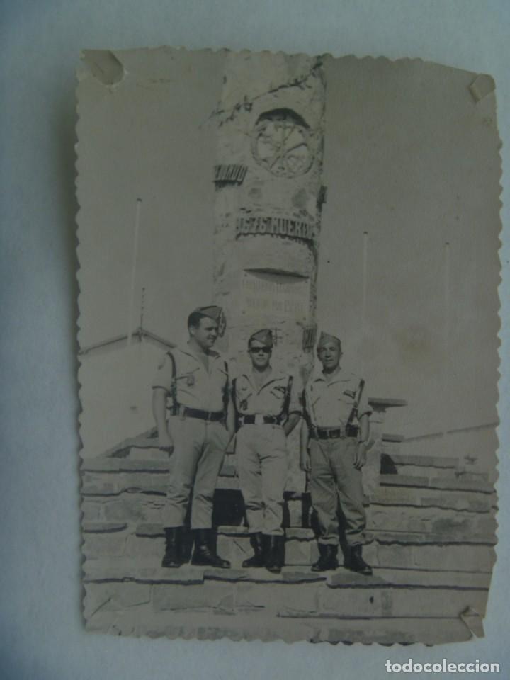 Militaria: LA LEGION : FOTO DE LEGIONARIOS JUNTO A MONOLITO POR LOS CAIDOS. SAHARA