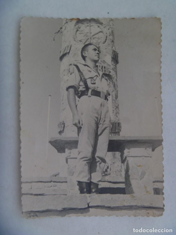Militaria: LA LEGION : FOTO DE LEGIONARIO JUNTO A MONOLITO POR LOS CAIDOS. EL AAIUN, SAHARA