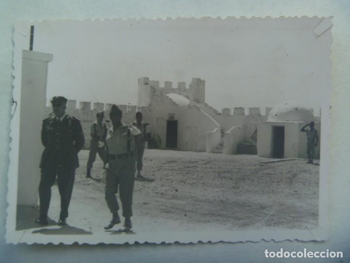 Militaria: LA LEGION : FOTO DE GENERAL MEDALLA MILITAR INDIVIDUAL VISITANDO CUARTEL DE EL AAIUN , SAHARA
