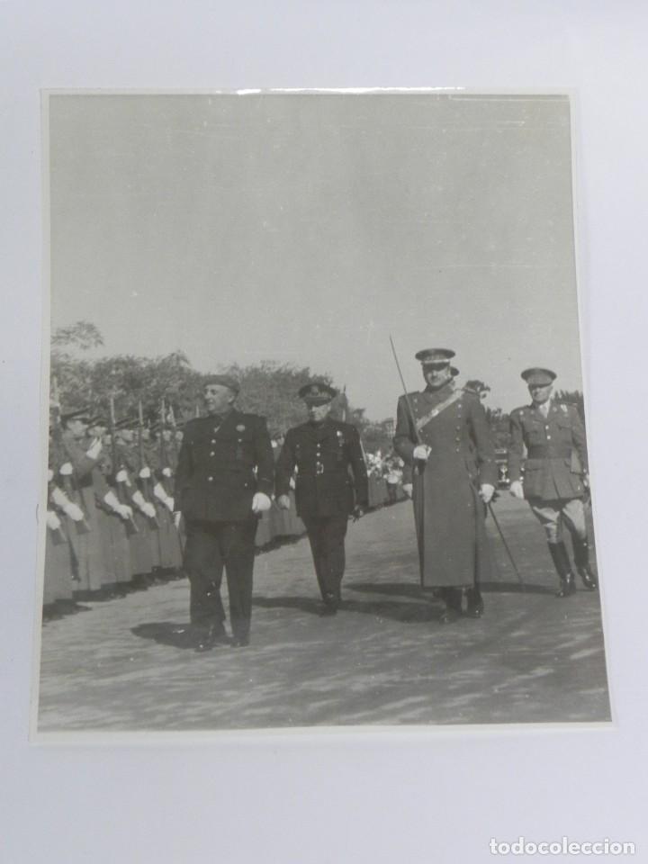 Militaria: FOTOGRAFIA DE FRANCO CON UNIFORME DE FALANGE, PASANDO REVISTA, MIDE 21 X 17 CMS.
