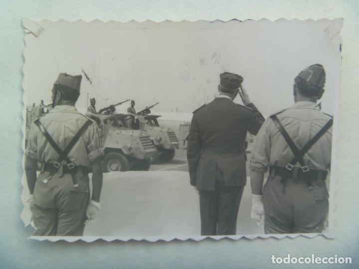 Militaria: LA LEGION : FOTO DE GENERAL Y OFICIALES , DESFILE DE VEHICULOS BLINDADOS . EL AAIUN, SAHARA