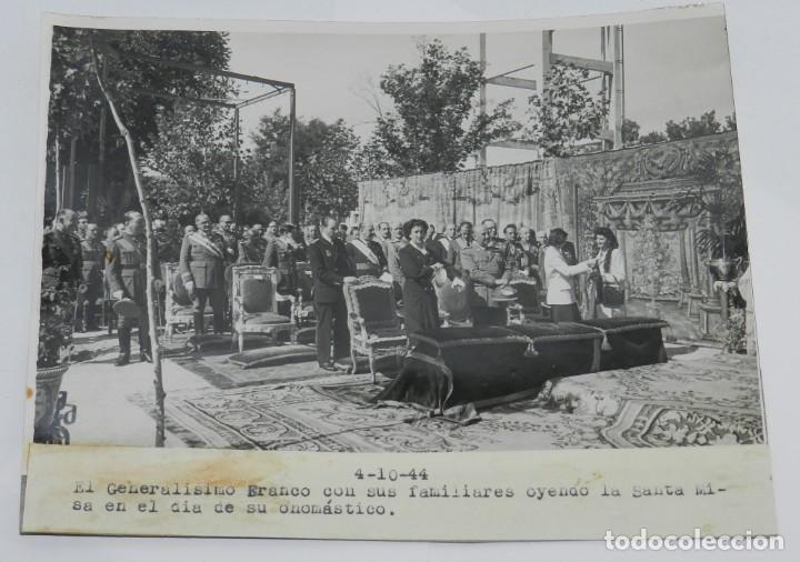 Militaria: FOTOGRAFIA DEL GENERALISIMO FRANCO CON SUS FAMILIARES, 4 DE OCTUBRE DE 1944, OYENDO UNA MISA EL DIA