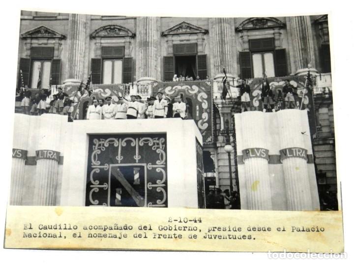 Militaria: FOTOGRAFIA DEL CAUDILLO ACOMPA&Ntilde;ADO DEL GOBIERNO, PRESIDE EL PALACIO NACIONAL, HOMENAJE AL FRENTE DE