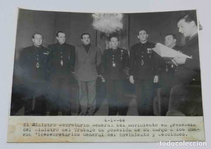 Militaria: FOTOGRAFIA DEL MINISTRO SECRETARIO GENERAL DEL MOVIMIENTO, JERARCAS FALANGE, DA POSESION DE SU CARGO