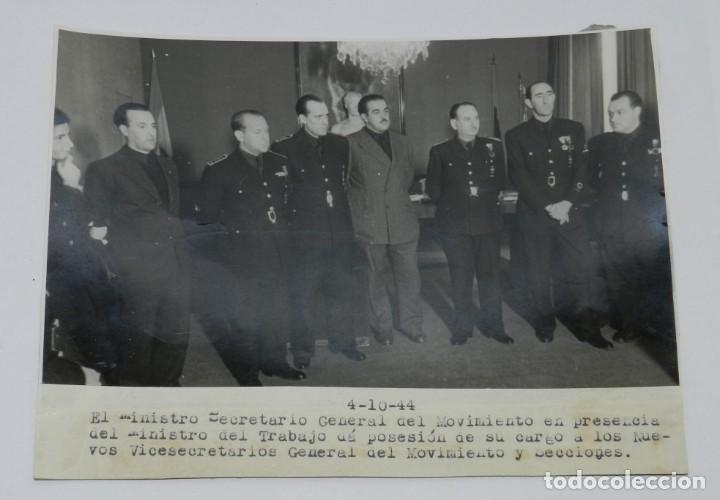 Militaria: FOTOGRAFIA DEL MINISTRO SECRETARIO GENERAL DEL MOVIMIENTO, JERARCAS FALANGE, DA POSESION DE SU CARGO
