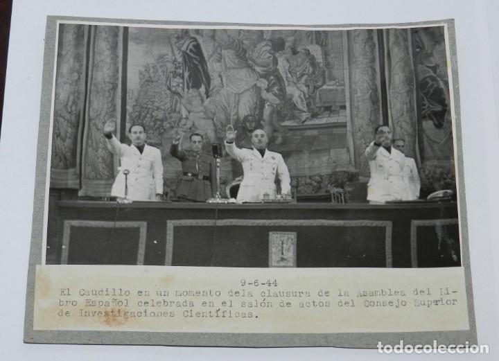 Militaria: FOTOGRAFIA DEL CAUDILLO EN EL MOMENTO DE LA CLAUSURA DE LA ASAMBLEA DEL LIBRO ESPA&Ntilde;OL, CELEBRADA EN