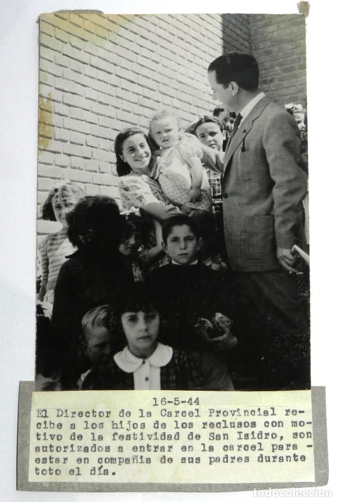 Militaria: FOTOGRAFIA DE EL DIRECTOR DE LA CARCEL PROVISIONAL, RECIBE A LOS HIJOS DE LOS RECLUSOS CON MOTIVO DE