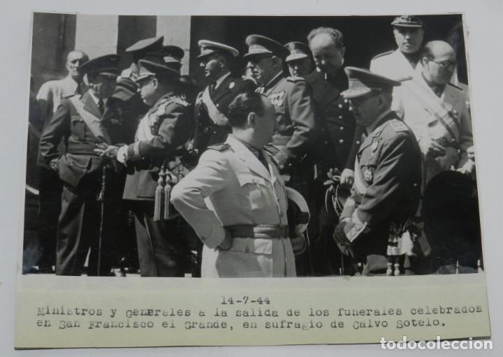 Militaria: FOTOGRAFIA DE MINISTROS Y GENERALES A LA SALIDA DE LOS FUNERALES CELEBRADOS EN SAN FRANCISCO EL GRAN