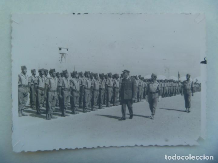 Militaria: LA LEGION : FOTO DE GENERAL MEDALLA MILITAR INDIVIDUAL PASANDO REVISTA ATROPAS. EL AAIUN , SAHARA