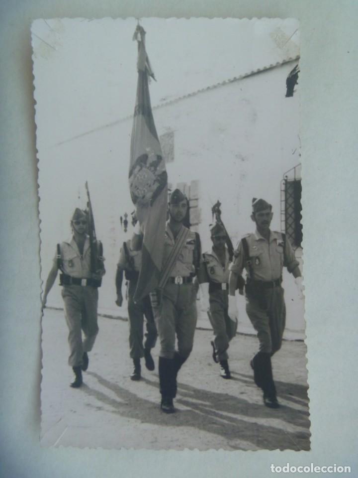 Militaria: LA LEGION : FOTO DE LEGIONARIOS DESFILANDO , ABANDERADO CON AGUILA DE SAN JUAN. SAHARA