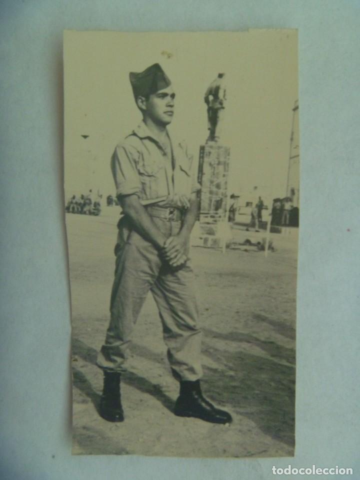 Militaria: LA LEGION : FOTO DE LEGIONARIO JUNTO A MONUMENTO. EL AAIUN, SAHARA