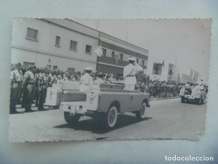 Militaria: LA LEGION : FOTO DE GENERAL EN LAND ROVERS PASANDO REVISTA ATROPAS. EL AAIUN , SAHARA