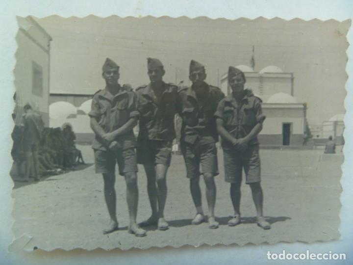 Militaria: LA LEGION : FOTO DE LEGIONARIOS CON SANDALIAS Y PANTALON CORTO. EL SAHARA