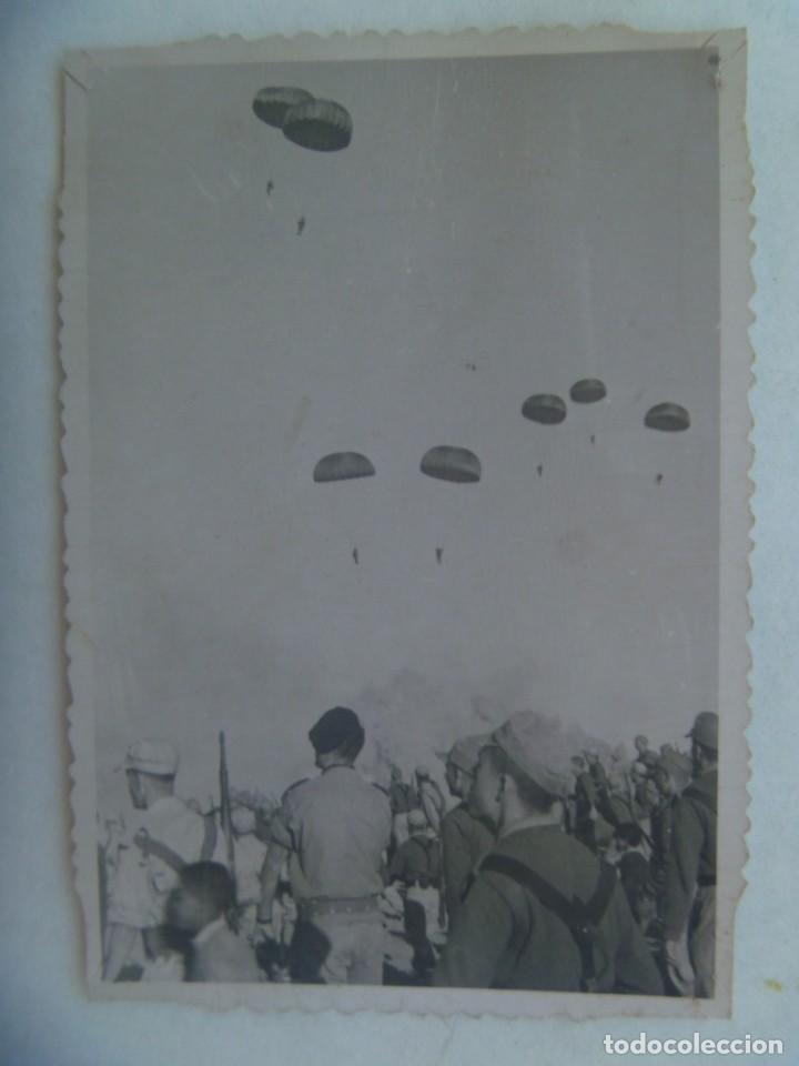 Militaria: AFRICA : FOTO DE LEGIONARIOS Y PARACAIDISTAS DESCENDIENDO, NI&Ntilde;O MORO. SAHARA