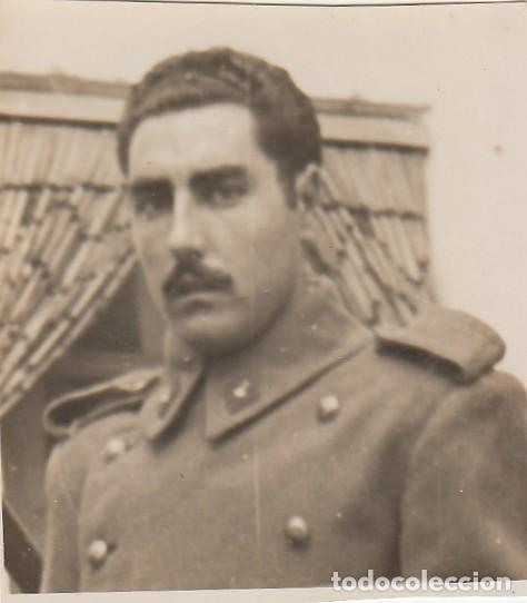 Militaria: Fotograf&iacute;a. Retrato de militar con uniforme del Ejercito Espa&ntilde;ol. A&ntilde;os 40 ff
