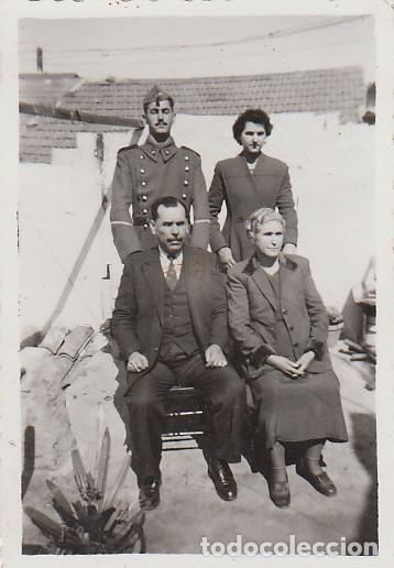 Militaria: Fotograf&iacute;a. Retrato de militar con uniforme del Ejercito Espa&ntilde;ol. A&ntilde;os 40 ff