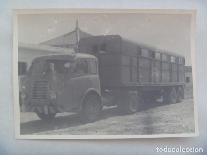 Militaria: AVIACION : FOTO DE CAMION MILITAR PARA EL TRASLADO DE TROPAS , CREO . BASE AEREA DE MORON